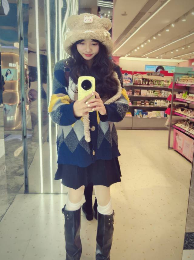 林彦冰在校大学生寄拍合作 服装拍摄与手势舞展示