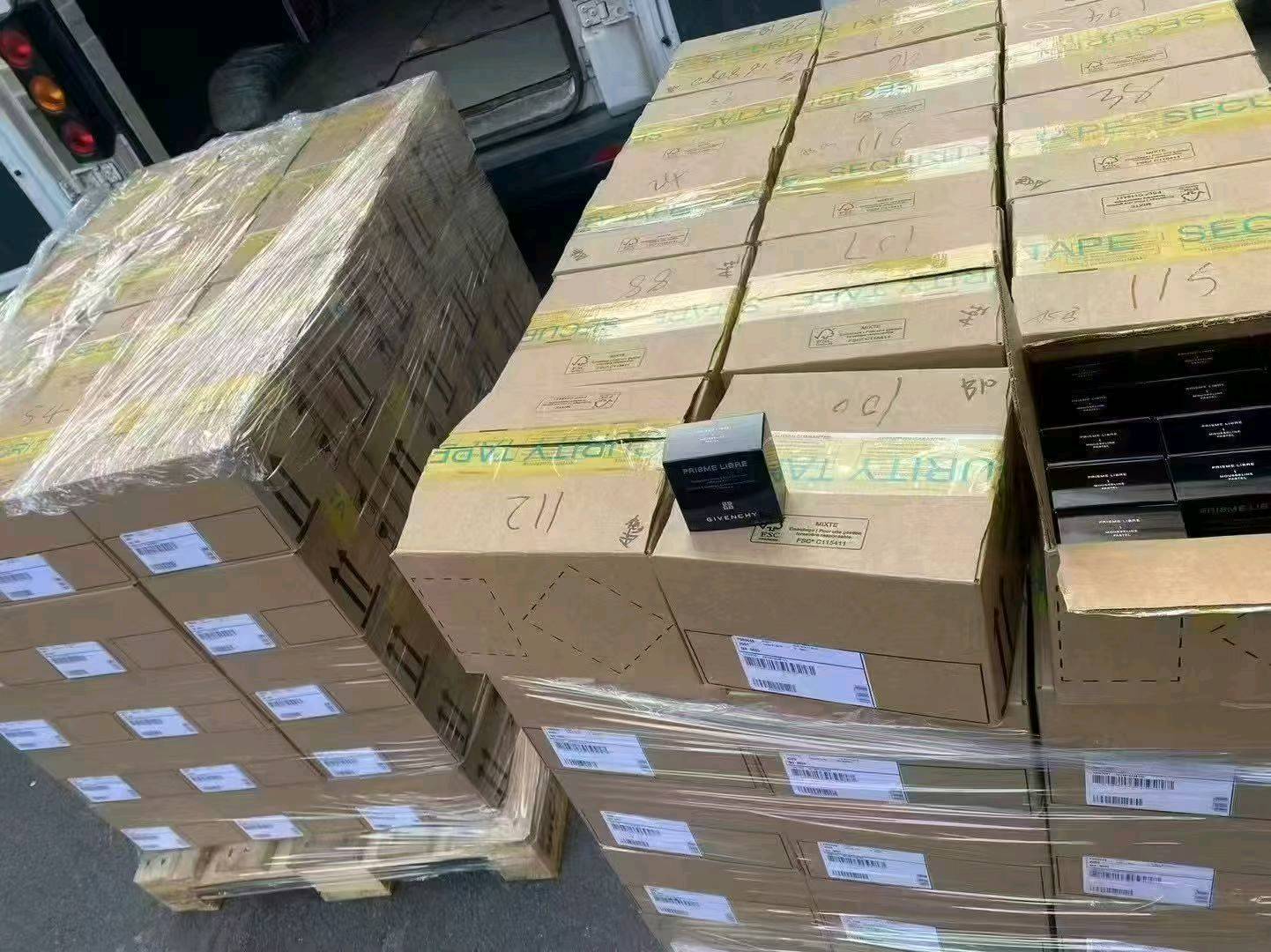 刘奕华香港直供国际美妆供应链，寻直播/电商/社群/企业采购渠道合作