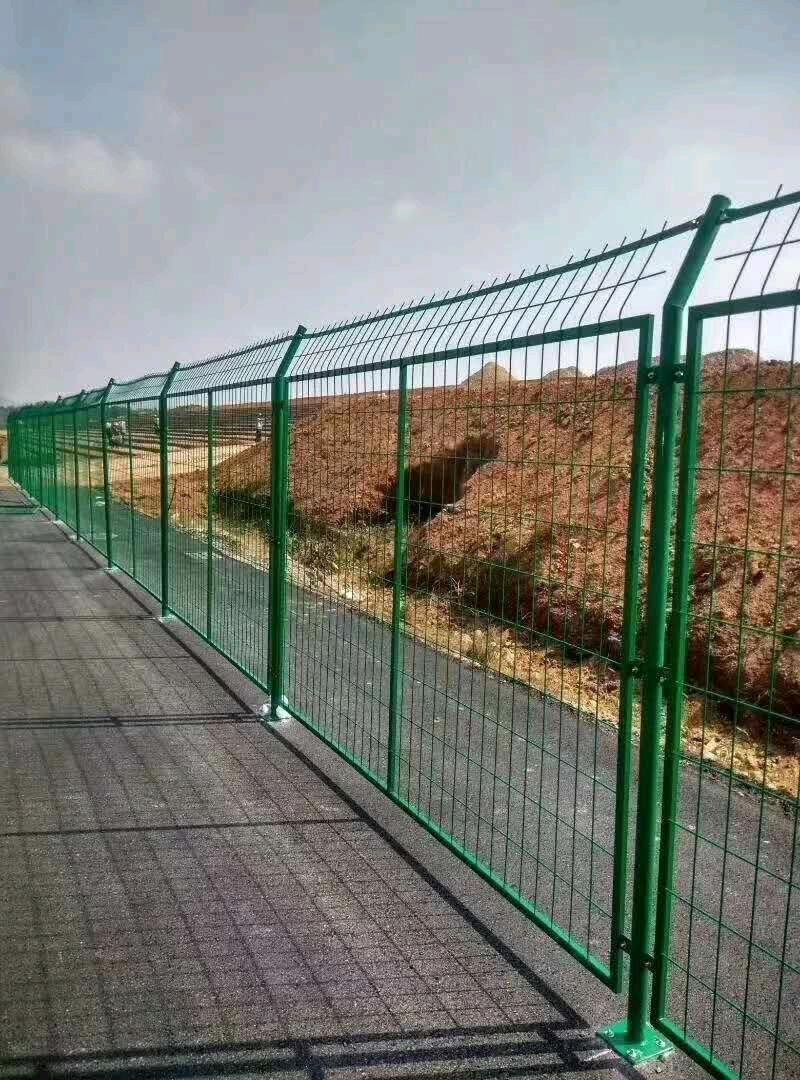 王春红品牌货源高速护栏网，铁路护栏网，河道护栏网，光伏防护网，公路护栏网，铁丝围栏网