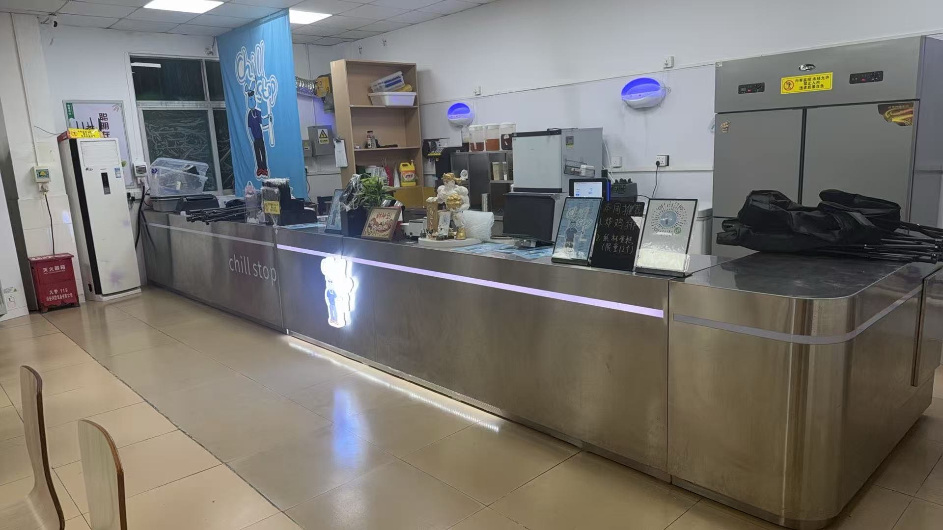 李女士找合伙人深圳中专校内奶茶店转让，封闭环境1200师生稳定客源