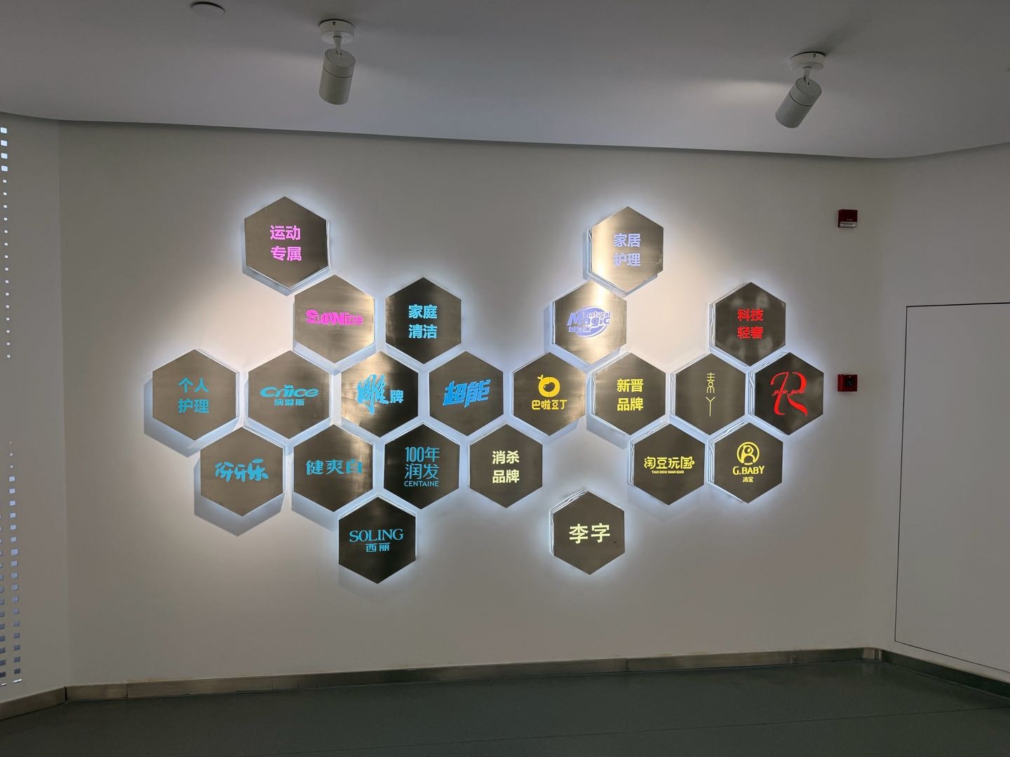 陈先生品牌货源纳爱斯，旗下有超能、100年群发、雕牌、妙管家、伢牙乐等子品，均可一件