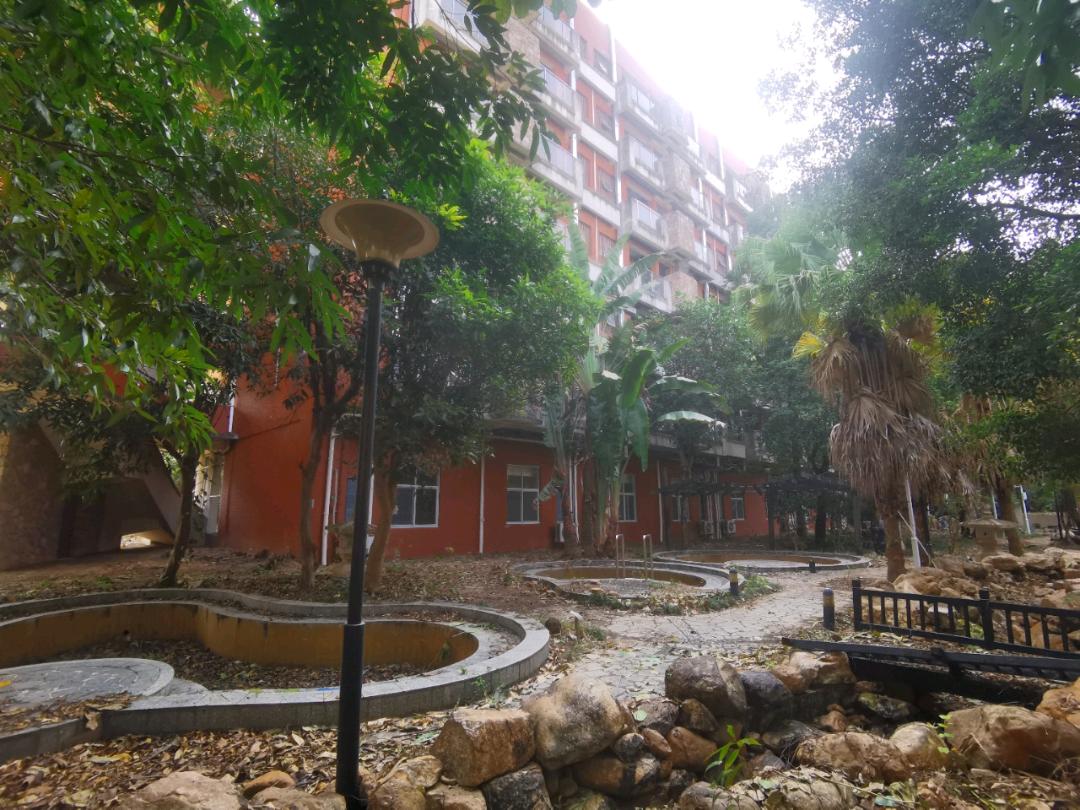 洪涛场地活动有大型酒店物业出租可分租，占地45亩，建筑用地3.6万平方