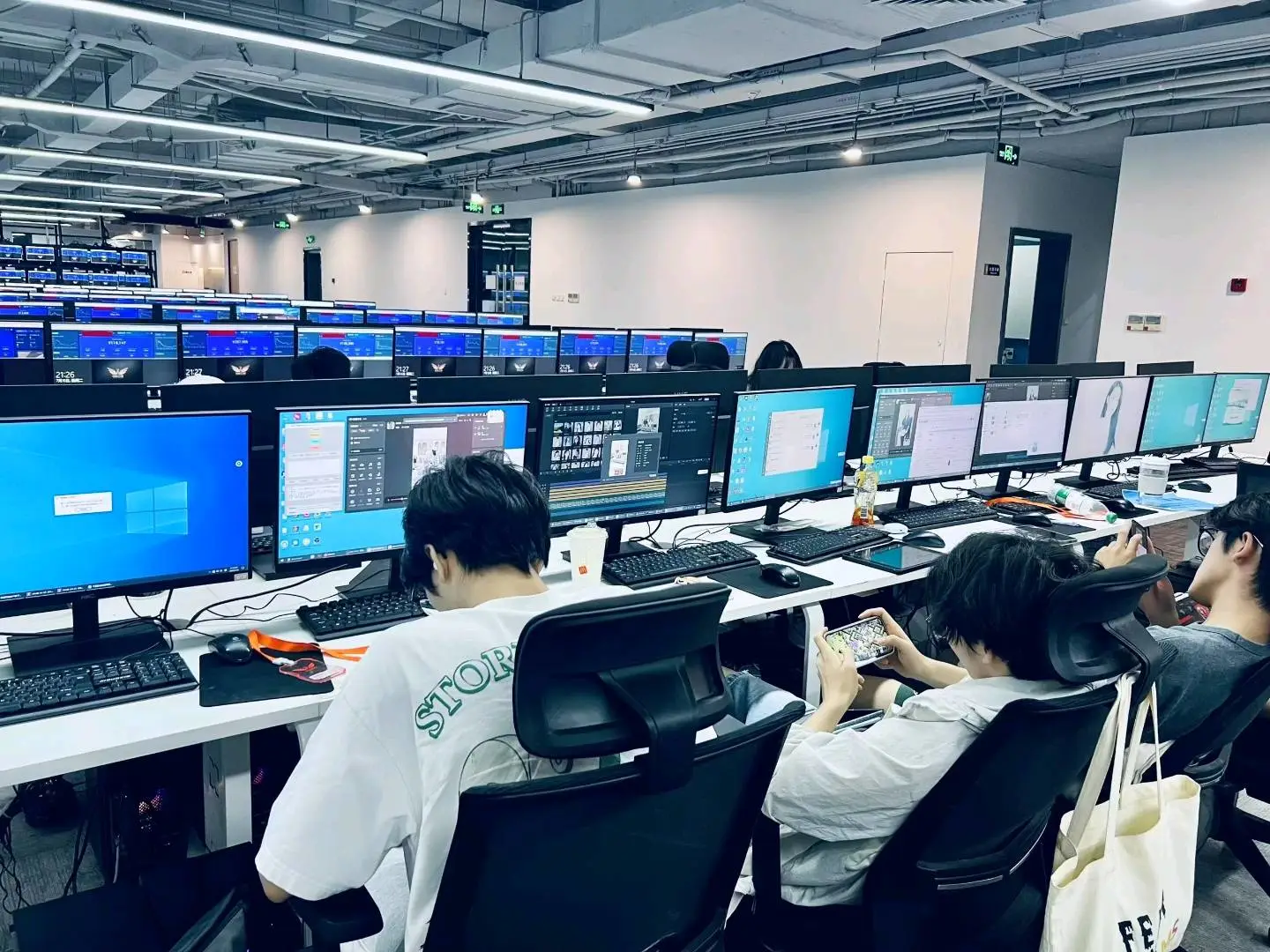 张磊找合伙人游戏财富,单人单机,日入*的稳定搬砖项目招商