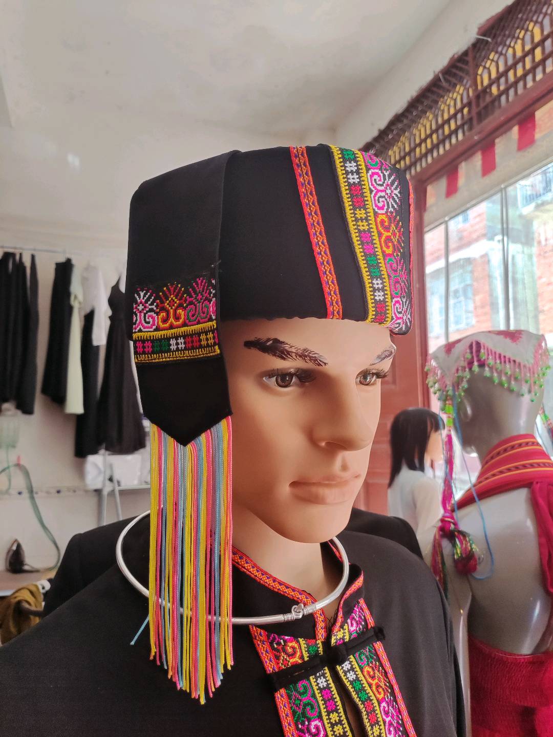 李应乐品牌货源帮卖民族饰品和民族服装，可直播卖可网上卖可微信卖，高佣金，我自家生产