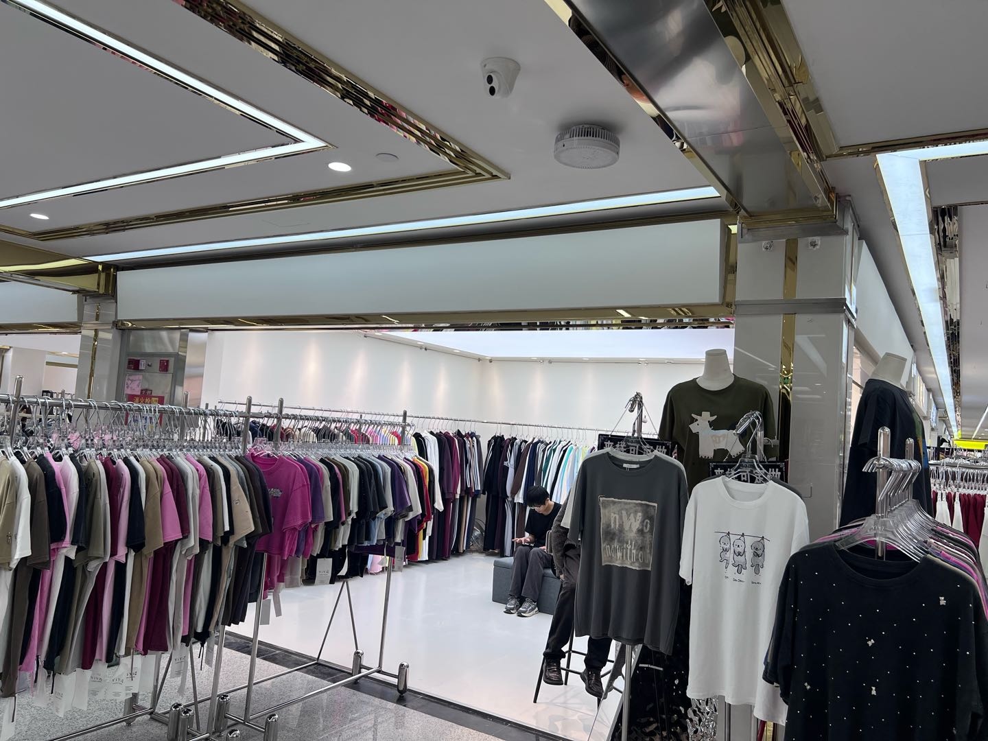 陈女士品牌货源男女同款服饰批发，运动休闲装源头工厂，寻直播带货团队/团长