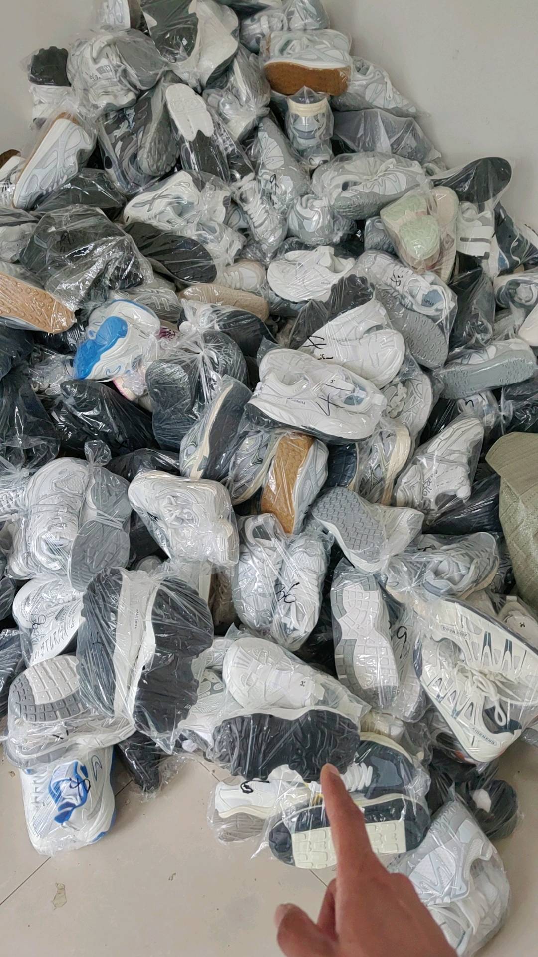 闫建鑫品牌货源鞋子一手货源对接，自有仓库