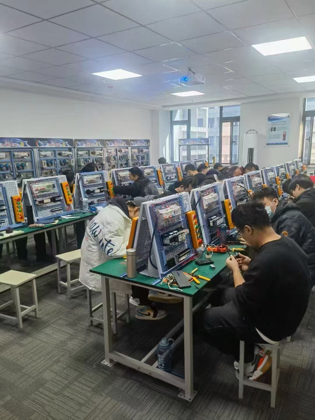 张先生找合伙人寻找合作：电气自动化培训项目，免费学习+免费考电工证