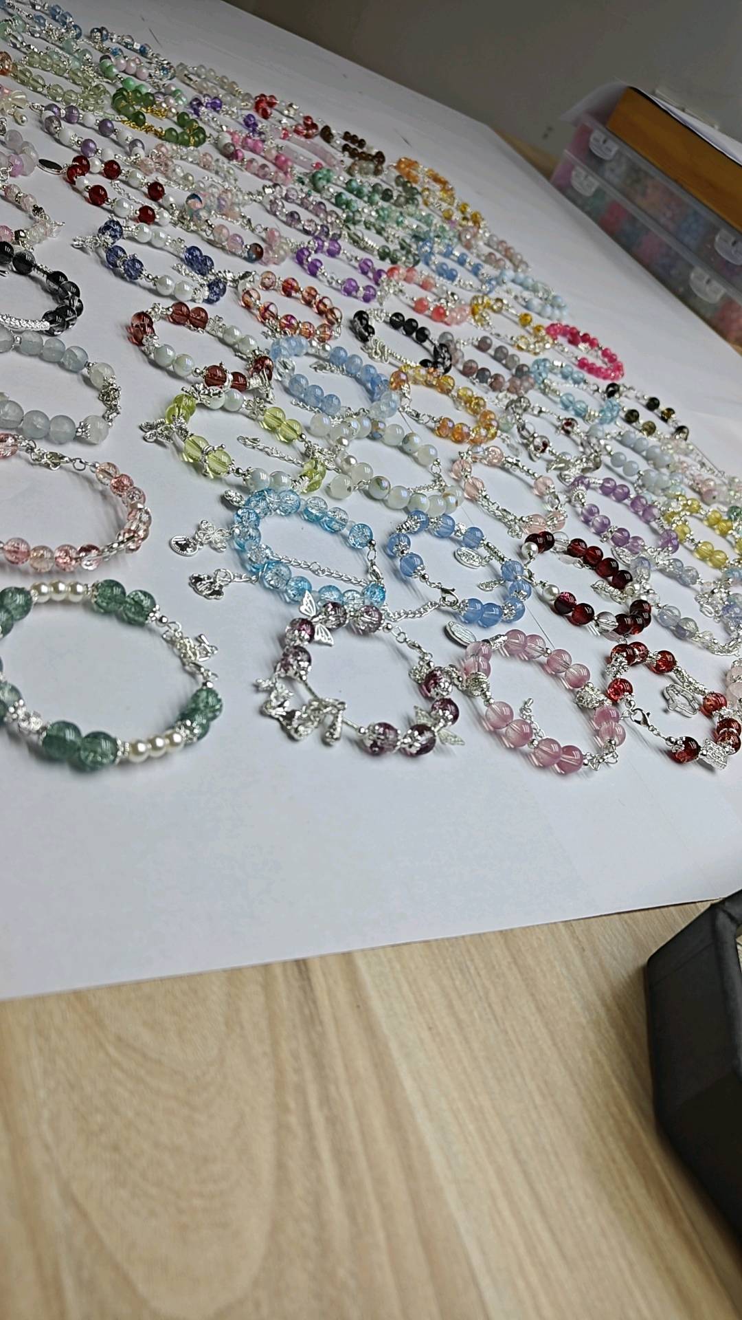 张先生手里有货寻找销售渠道合作，提供一手低价琉璃珠、亚克力珠及3万条成品手链