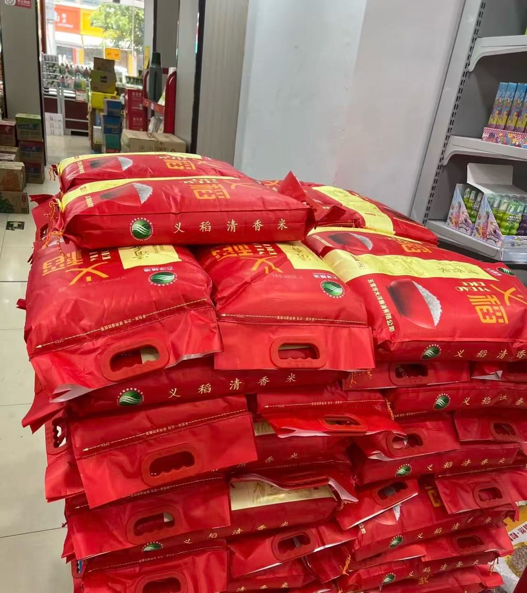 胡先生提供商城提货卡，顾客每天签到即可“免费”领取生活用品例大米，油服装等