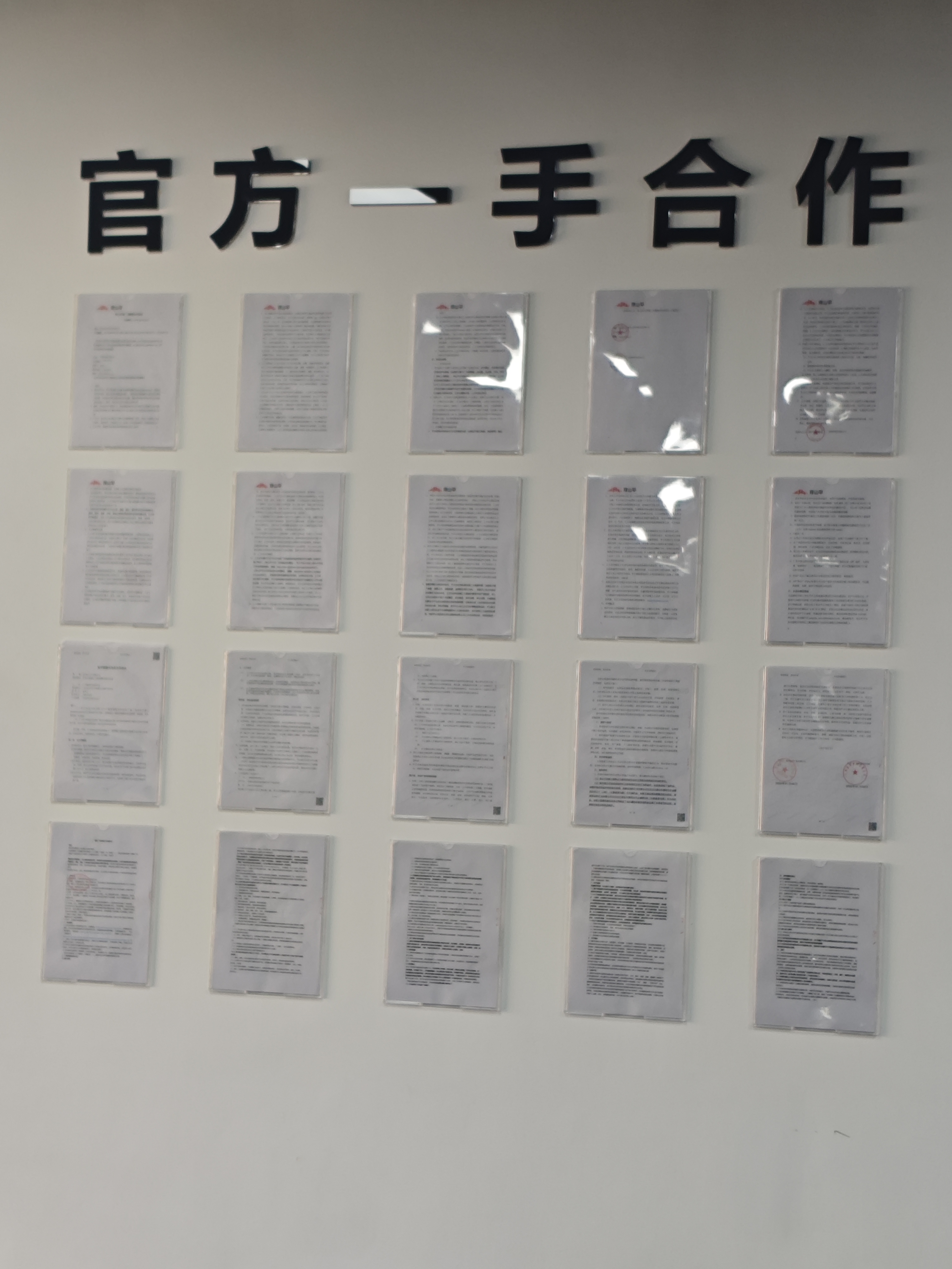 黄女士手机看广告就有收益，单机单天60➕收益，官方结算秒到账，可多手机操作