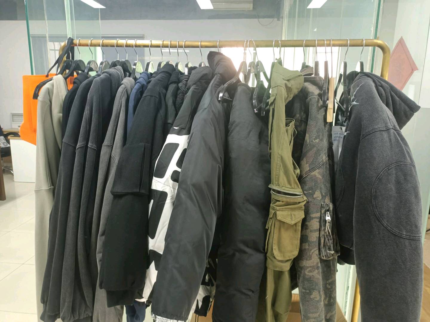 吴先生寻找服装档口，博主，初创业，卖衣服的商家来合作