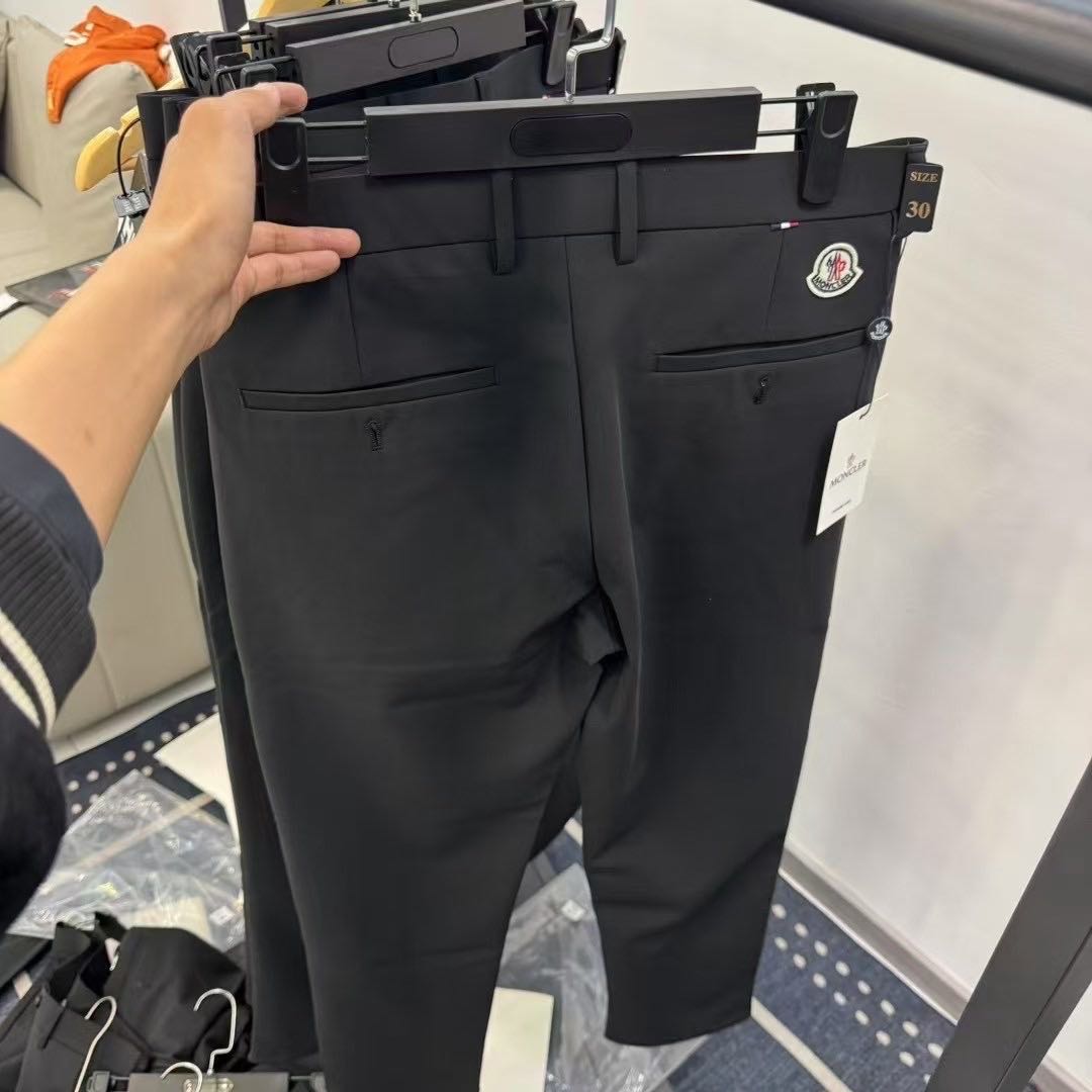 赵博浩牛奶丝西裤