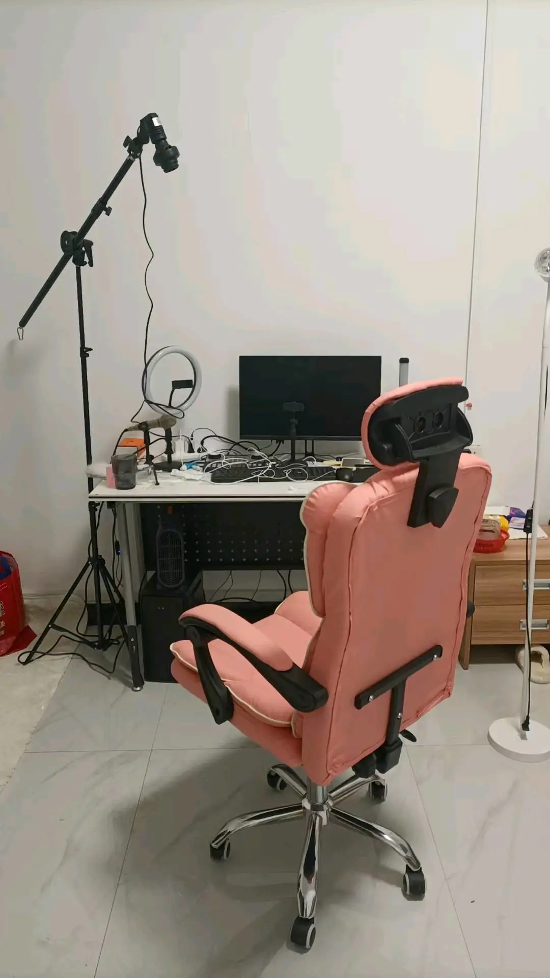 齐明磊提供场地1000平。人工,电脑,直播间20,寻求标注等在室内作业的项目