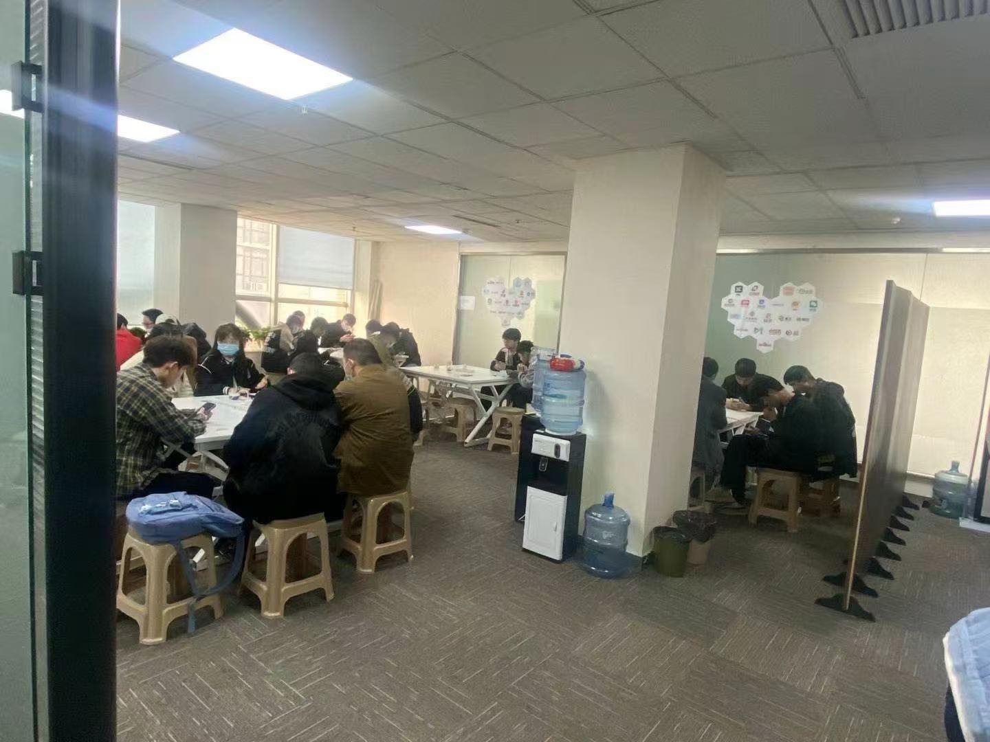 李先生找合伙人无加盟费用，新型App拉新合作，简单注册多，都是当天结账，不抽佣金