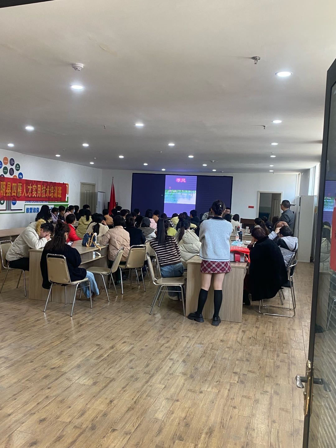 刘先生乙方信息全职40人剪辑团队，会剪映AE，PR
