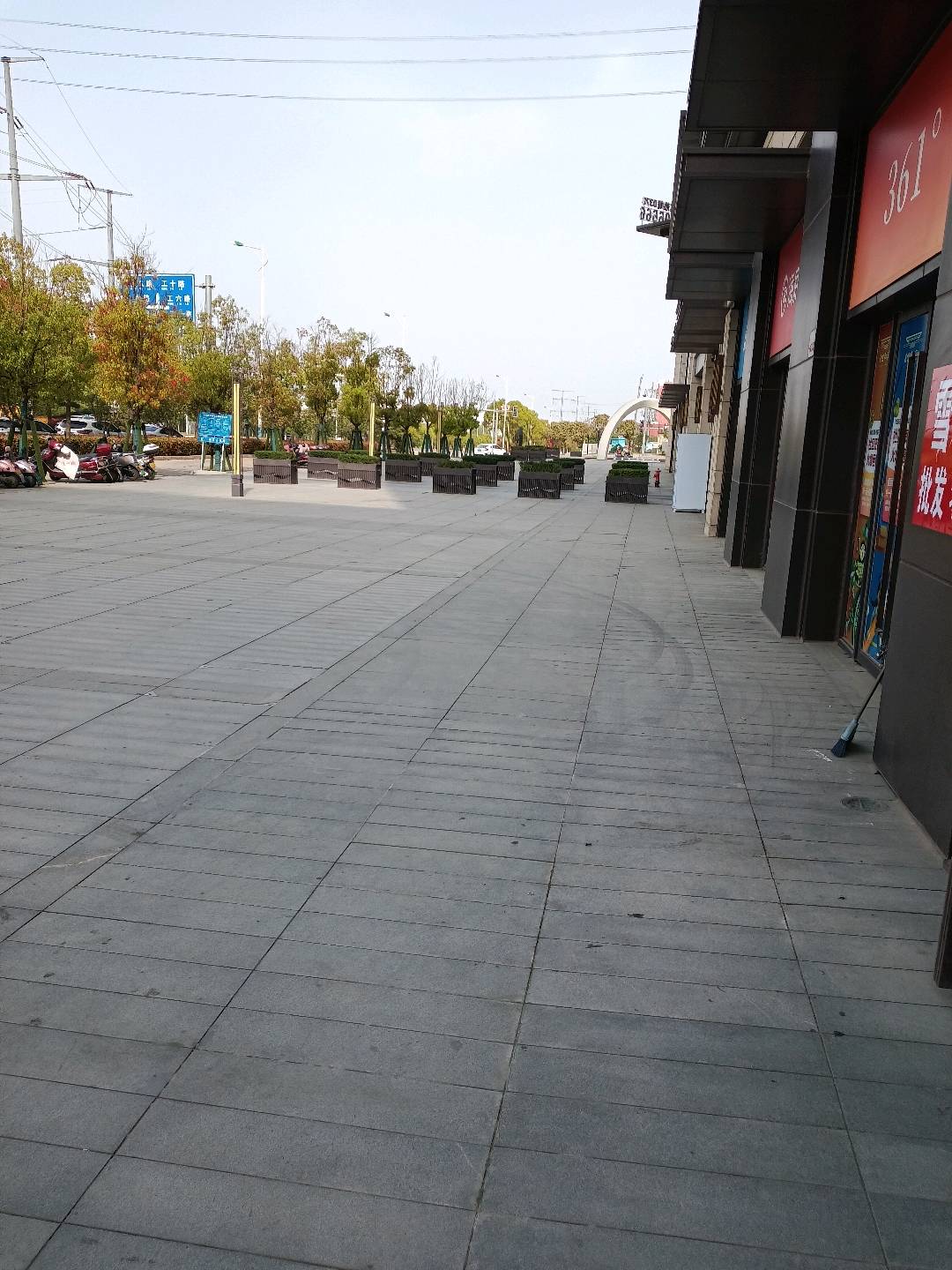 熊春喜场地活动周边小区居住人多 超市门口人流量多  旁边就是超市和快递点  