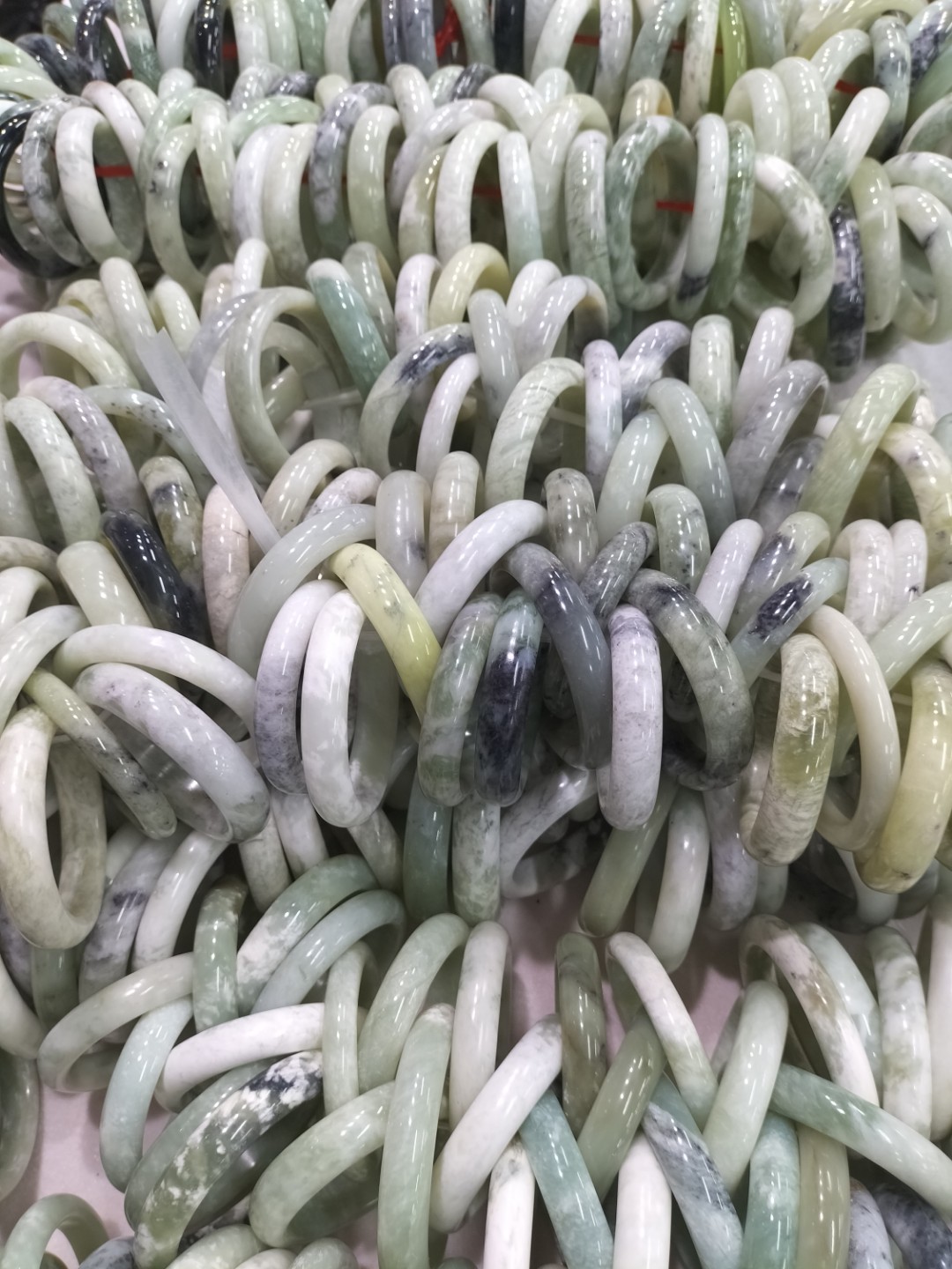 都先生品牌货源岫玉产地，玉镯，玉坠，玉手串，大小摆件等各式玉器