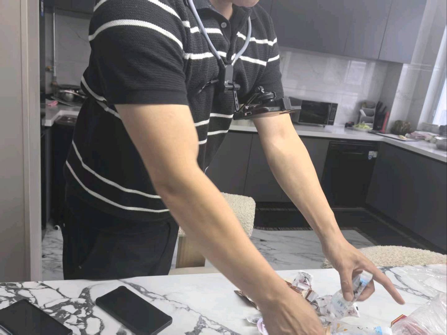 张女士其他供需在家做家务拍视频赚米,投喂大数据 训练机器人使用