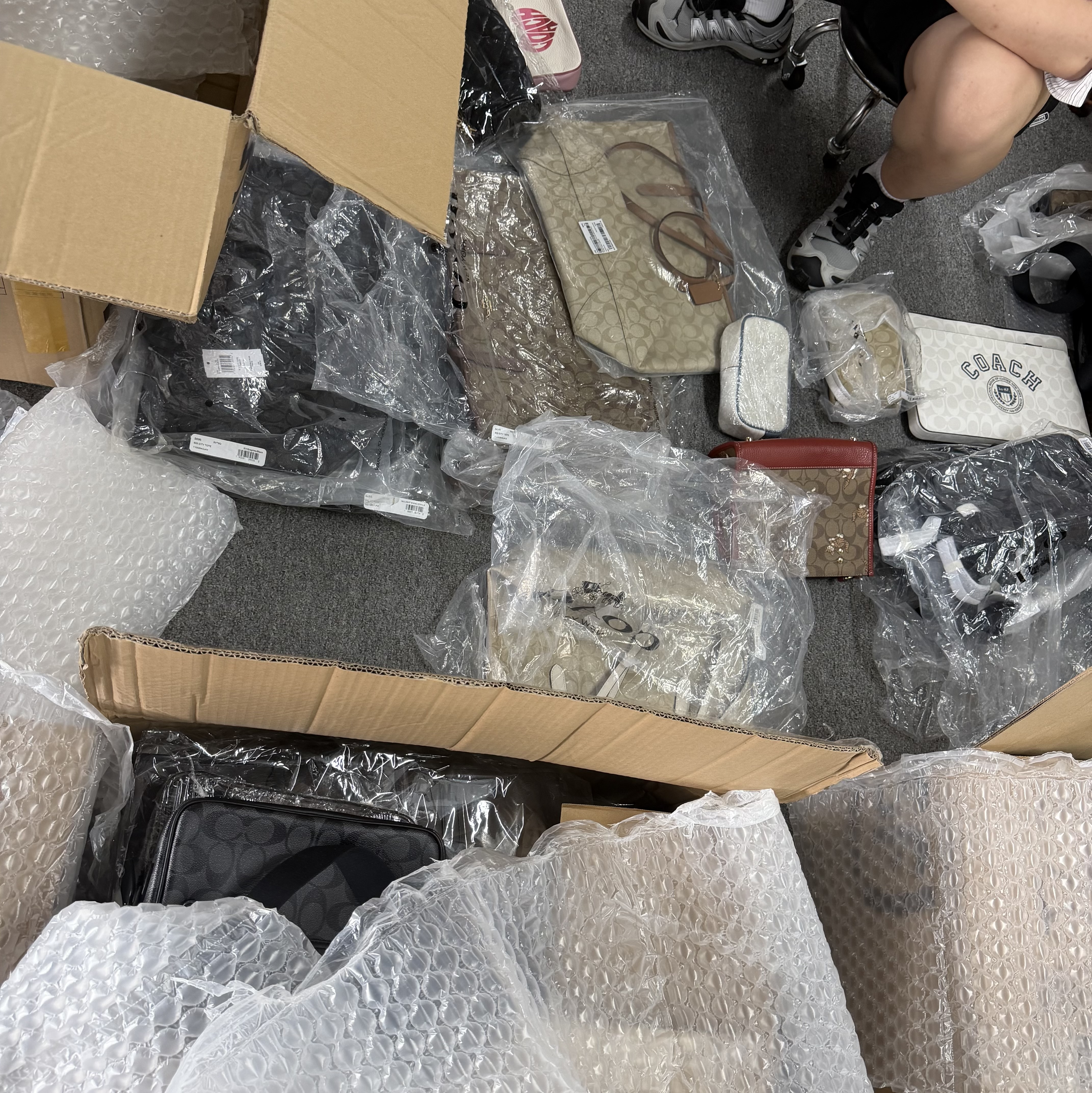 王先生国内奢侈品一手货源 古驰博柏利
tb始祖鸟各种品牌奢侈品均有，欢迎批发