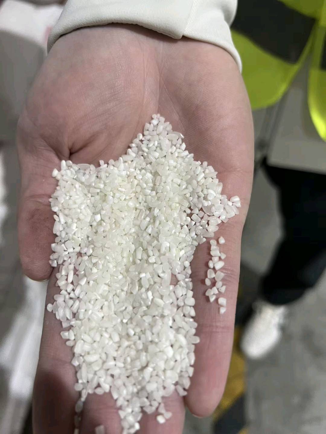 洪涛找合伙人寻求螺蛳粉生产厂家，提供充足碎米