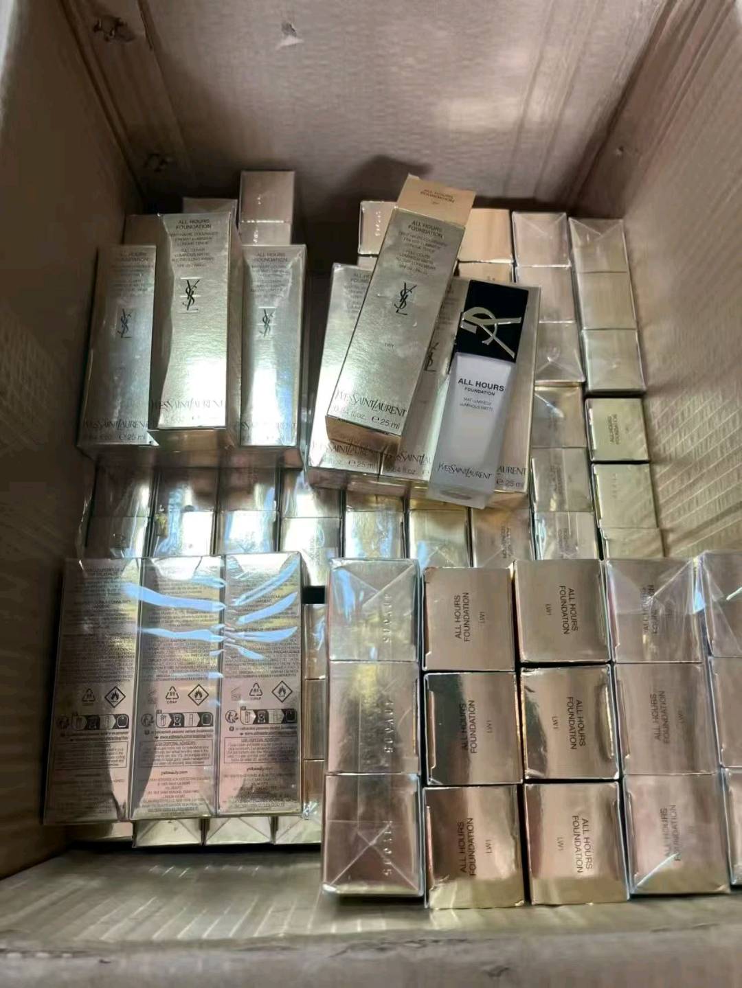 李奇航品牌货源球鞋、服装、美妆、奢饰品等，得物搬砖批发，一手源头货源