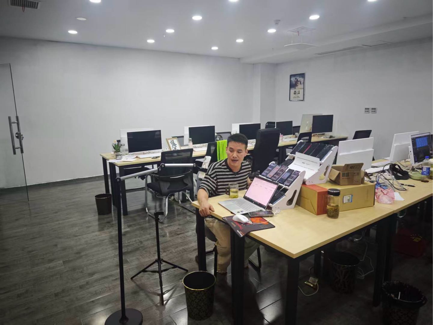 孙烁手机看短剧广告变现，单机50+收益，可多手机矩阵操作，可免费试