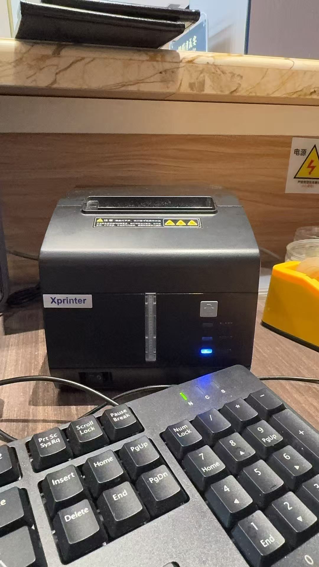 黄先生销售一件代发，商品主要是提供给餐饮行业服务