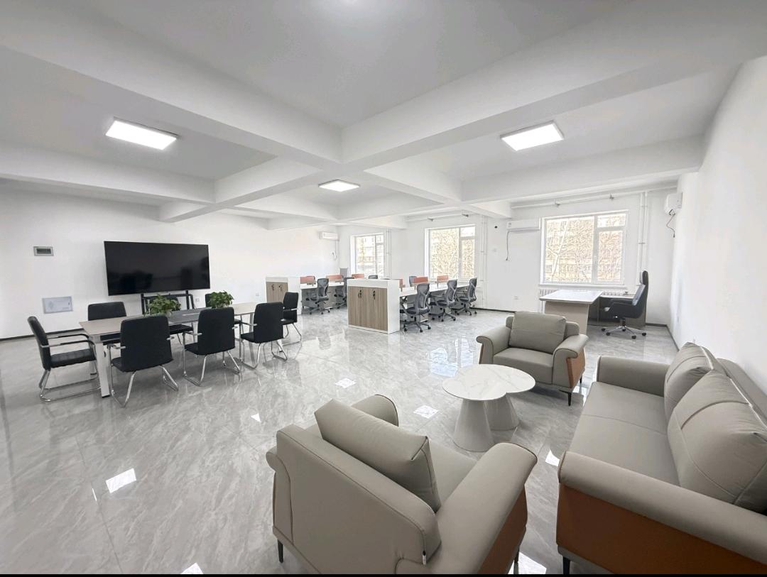 熊女士提供办公场所和工位工牌，人员资源短缺