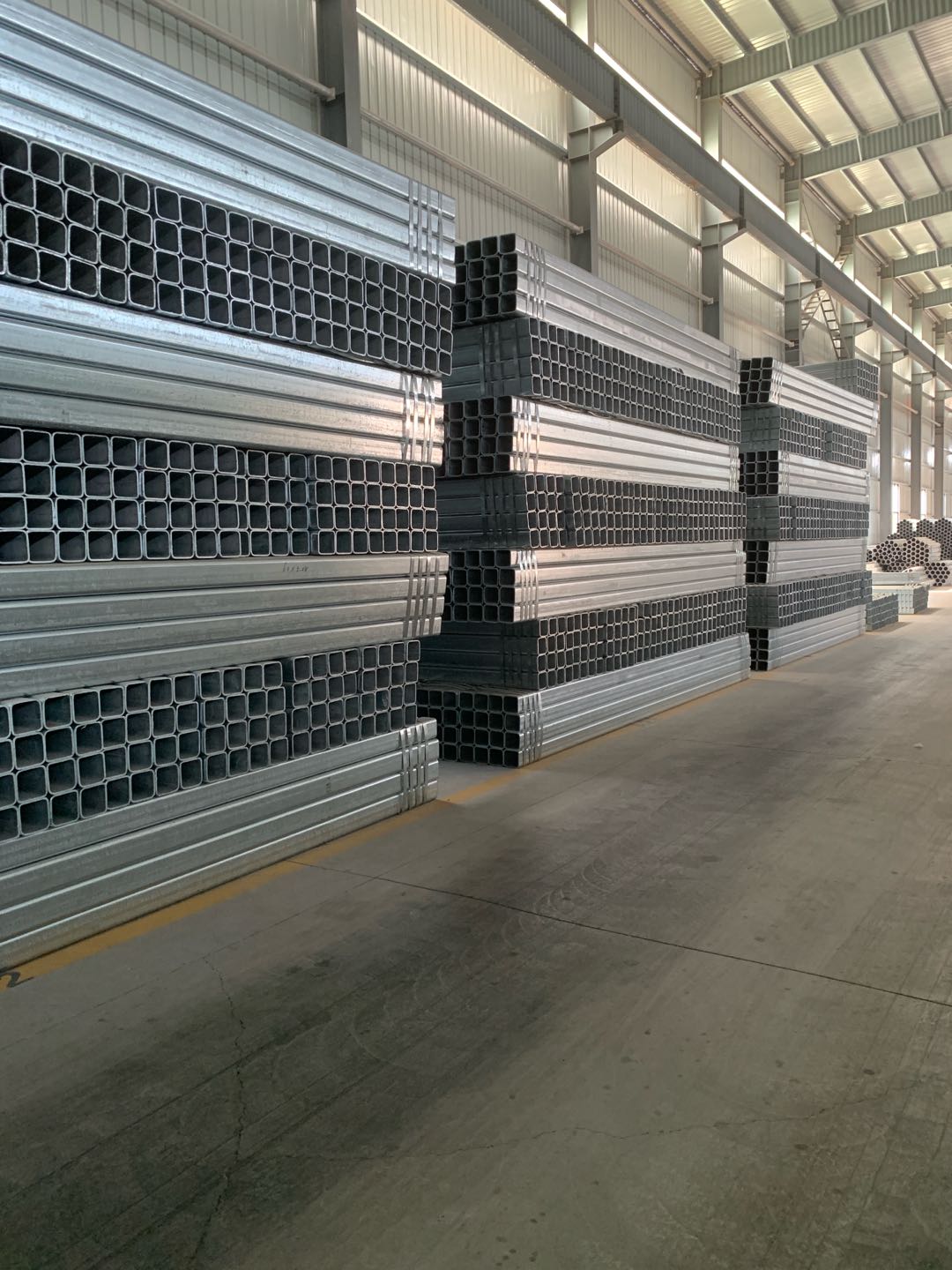 高尚攀品牌货源提供公路波形护栏