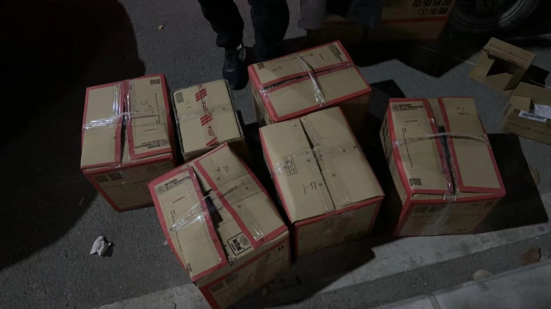 胡先生平台每天会不定时发送大量优惠卷，利用我们的线报购买商品