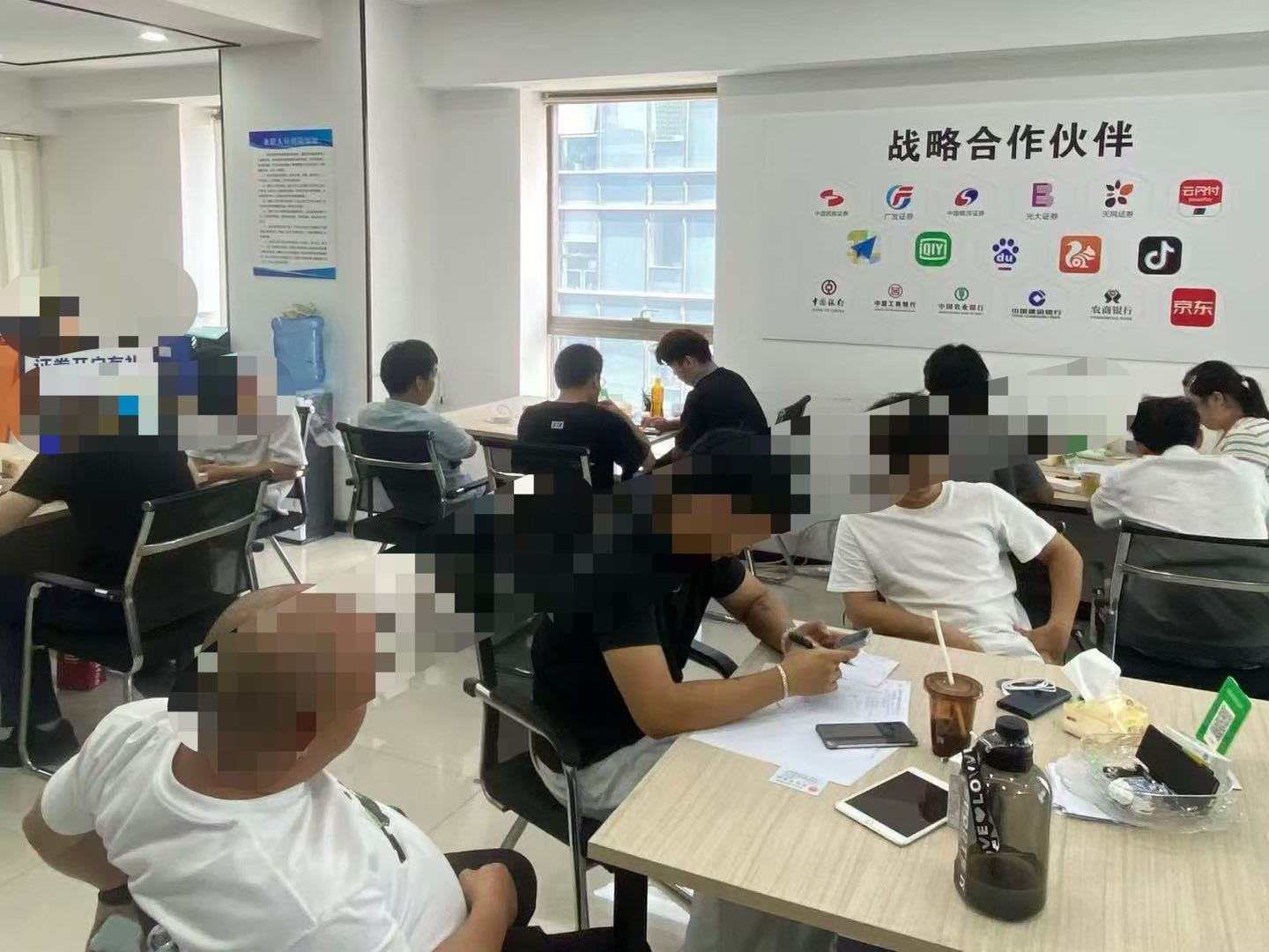 李先生APP拉新项目一线工作室 一手渠道
佣金立返 单子均价35 全程陪跑