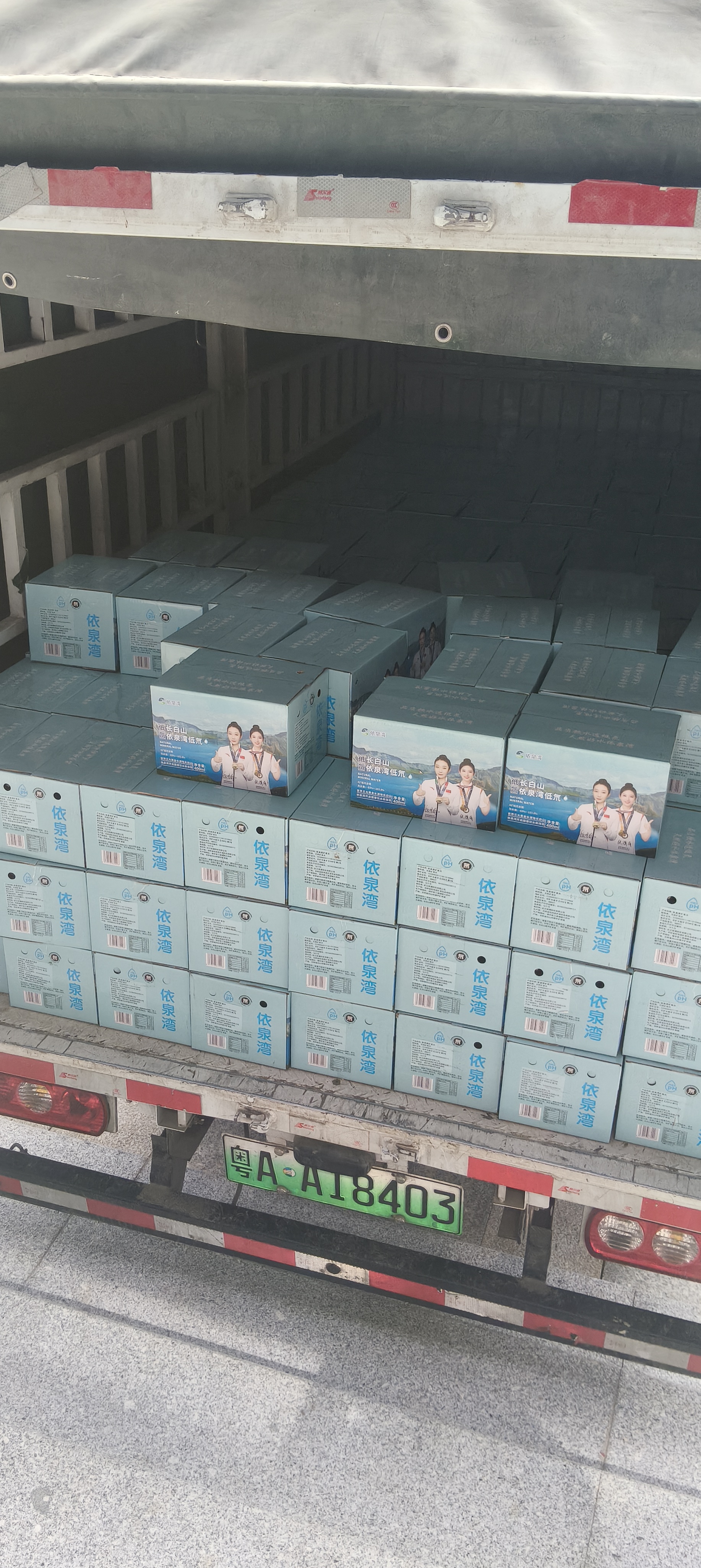 史先生免费喝矿泉水赚米！