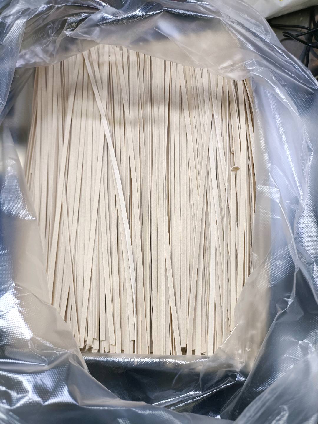 焦贵才品牌货源黑小麦面条,含糖量低,蛋白质高膳食纤维高,含多种微量元素。