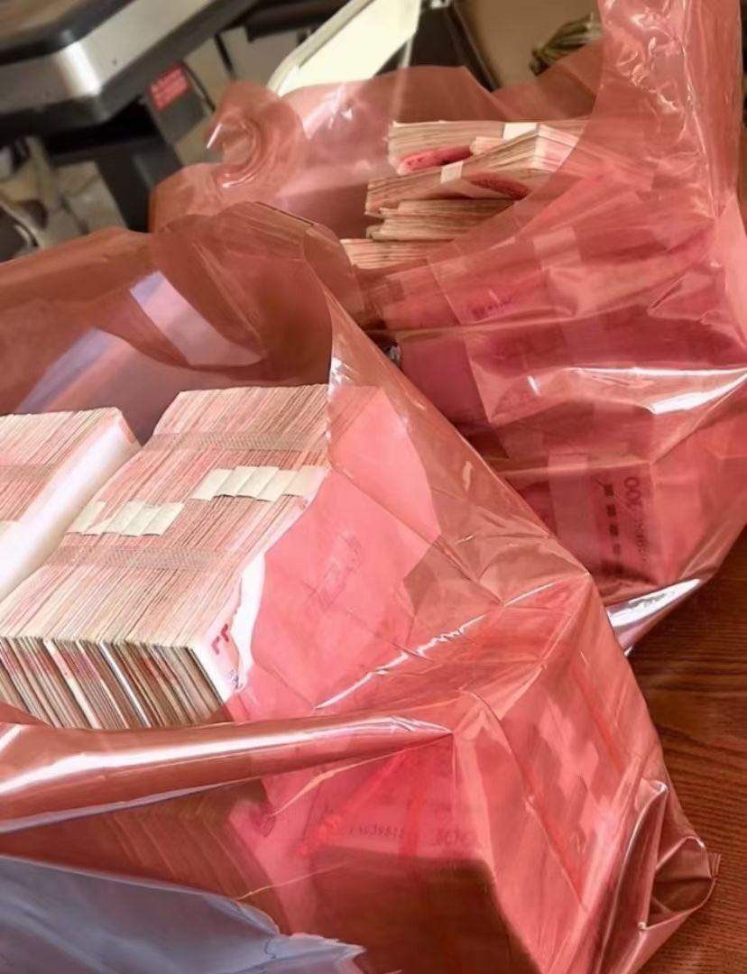 李先生找合伙人闲鱼企业服务项目，一台手机就能做，市场很大，合法合规，全程陪，提供渠道