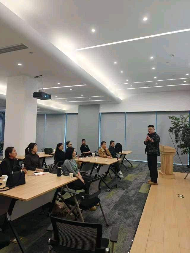 杨先生TK无人直播项目，日入*，小白当天见收益！