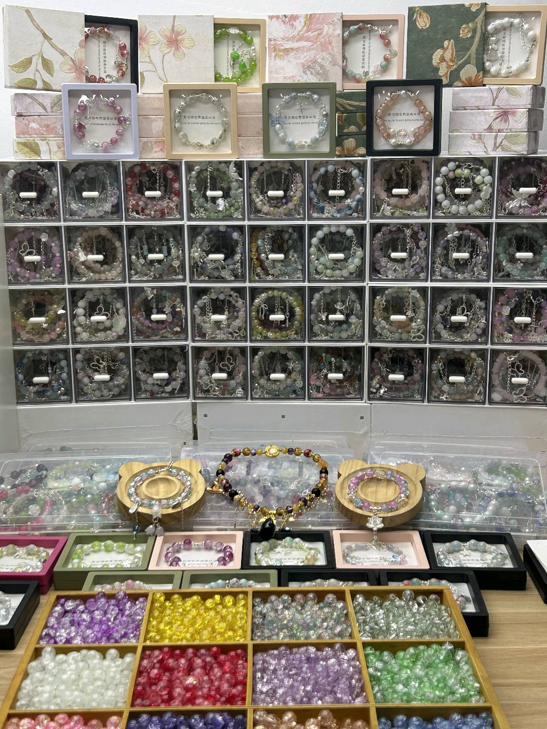 张先生找合伙人我低价提供精美盒装琉璃手链，适合摆摊夜市、景区及校园，200盒起合作