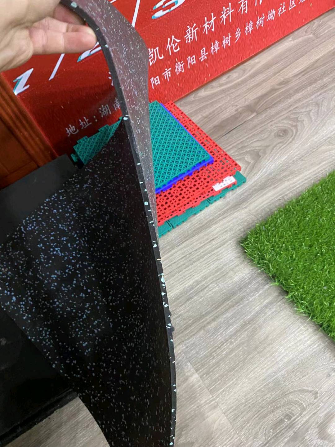 尹健提供球场跑道塑胶材料，寻求有需要的伙伴