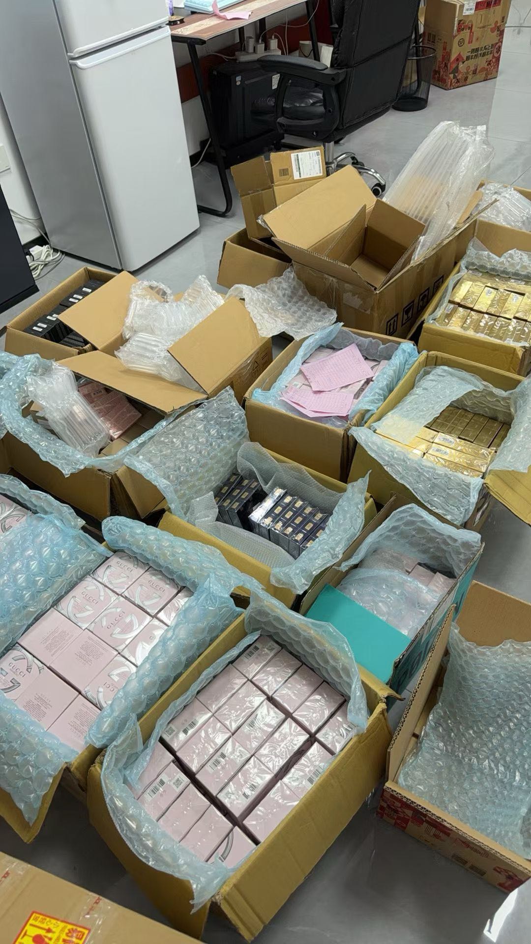 孙守辉品牌货源我提供国际一线美妆，奢侈品货源，球鞋搬砖货源