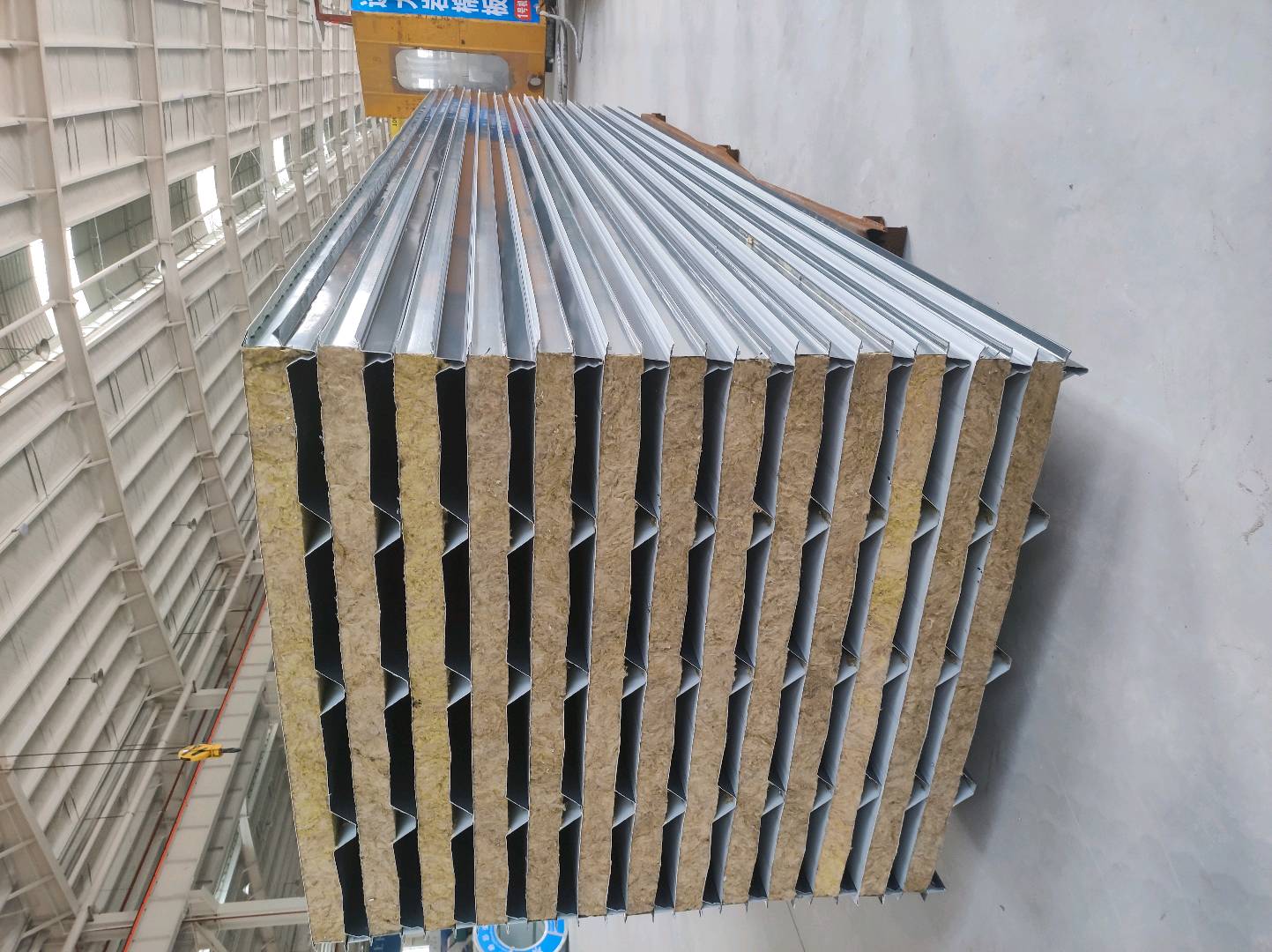 刘先生品牌货源寻找工程项目钢材采购，提供钢结构厂房除主体结构的所有外墙材料，咨询报价