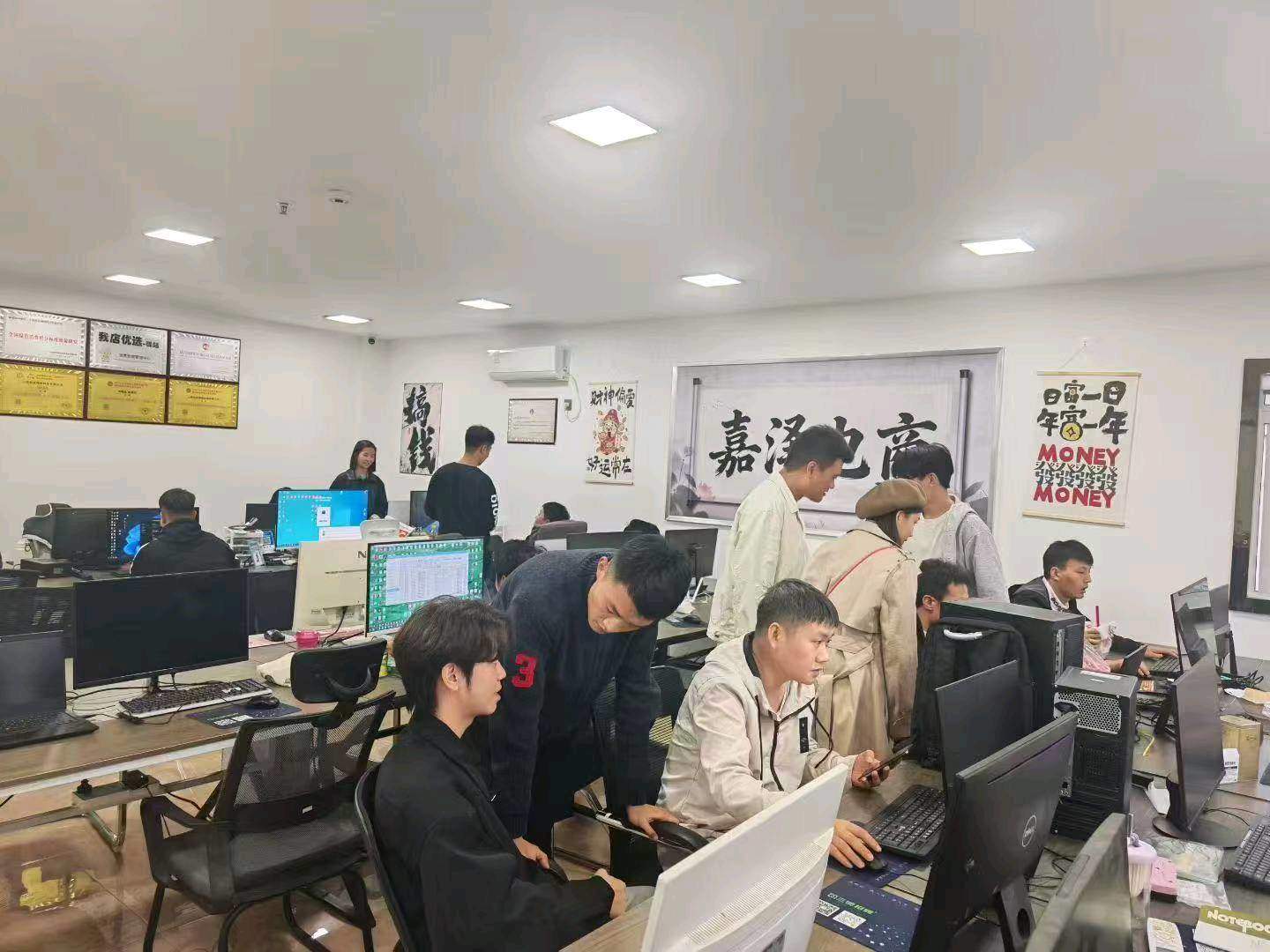 单钰蓥 嘉泽电子商务，招电商合伙人，主要做快手，1688