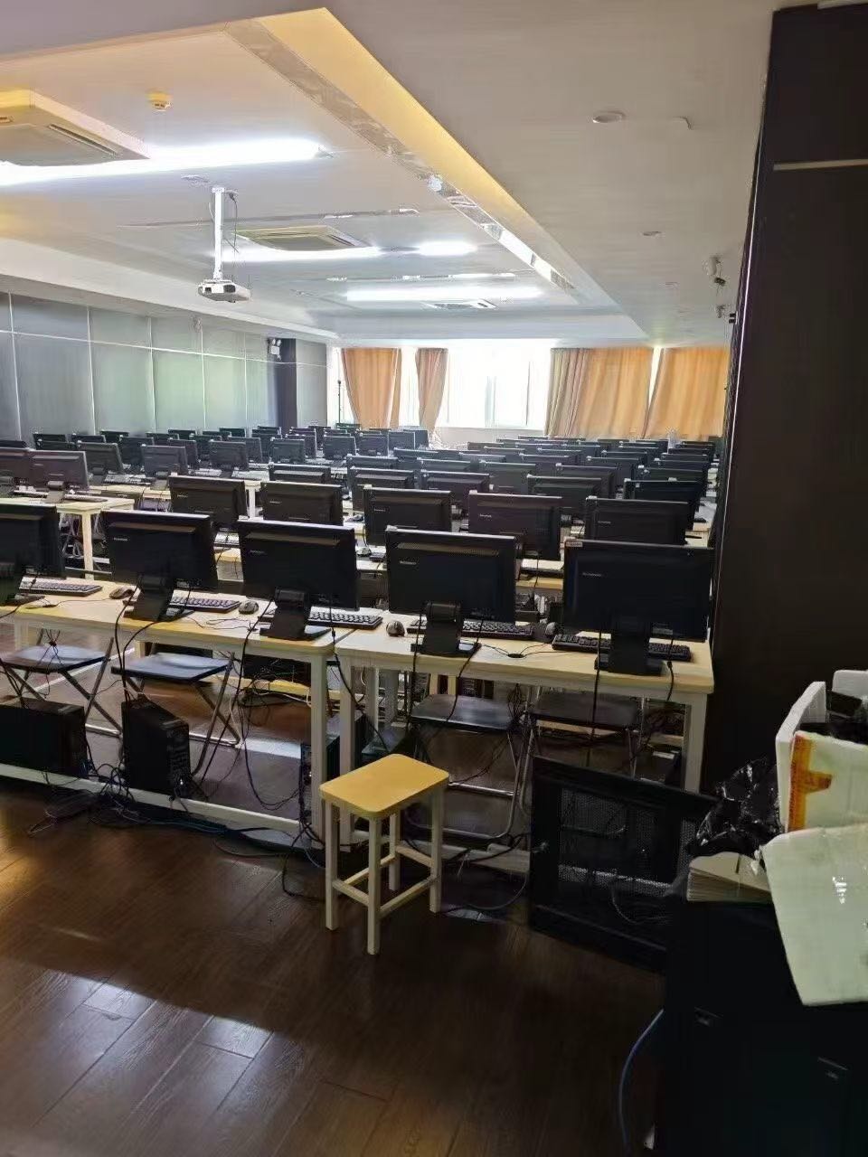 谭振宁我提供直播/手机/电脑租赁供应链，寻找MCN/企业批量合作，免押金月付