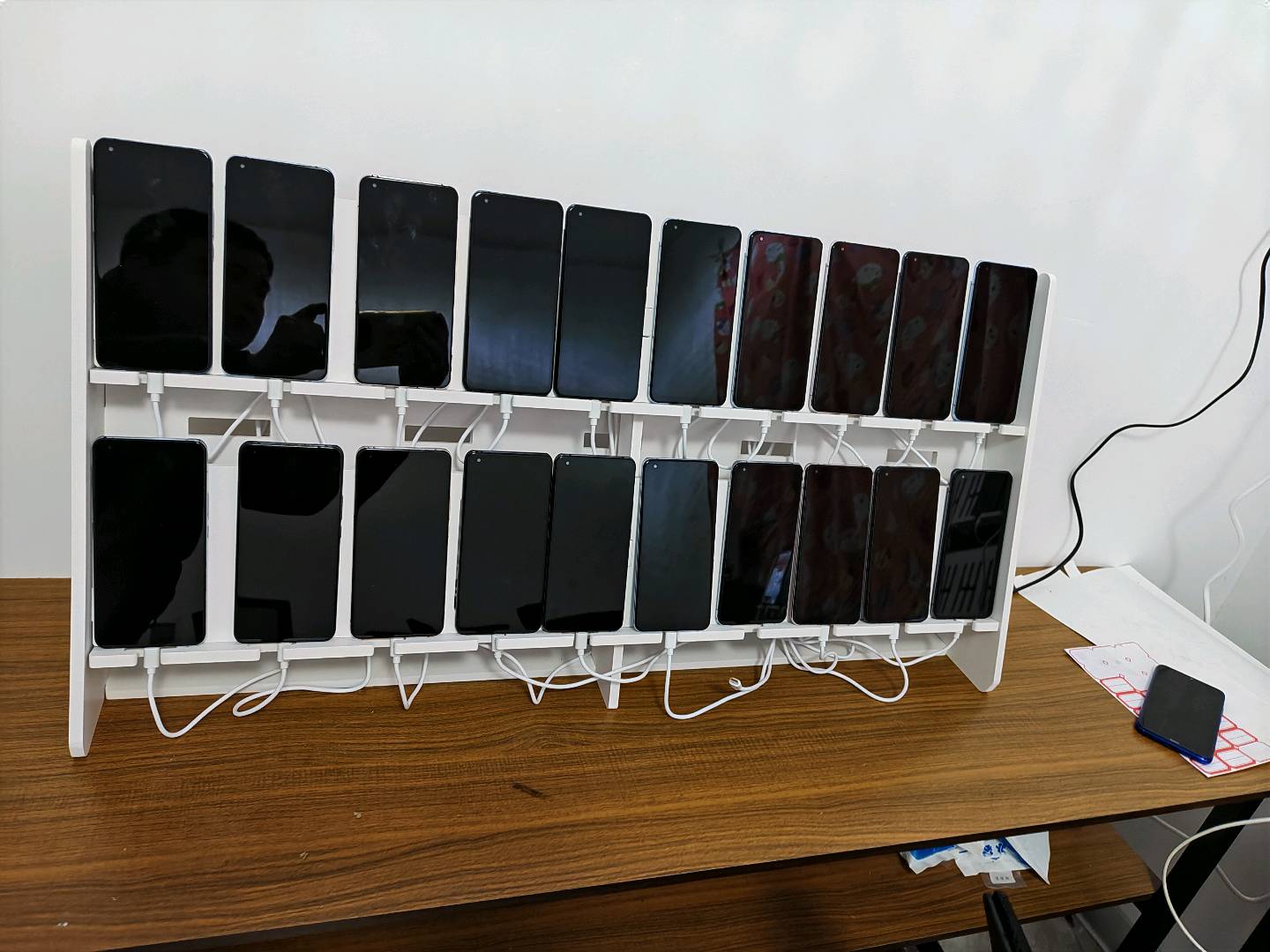 段小飞其他供需看广告就能有收益，不收任何费用，只要有安卓手机就可以做，上手快，秒提现