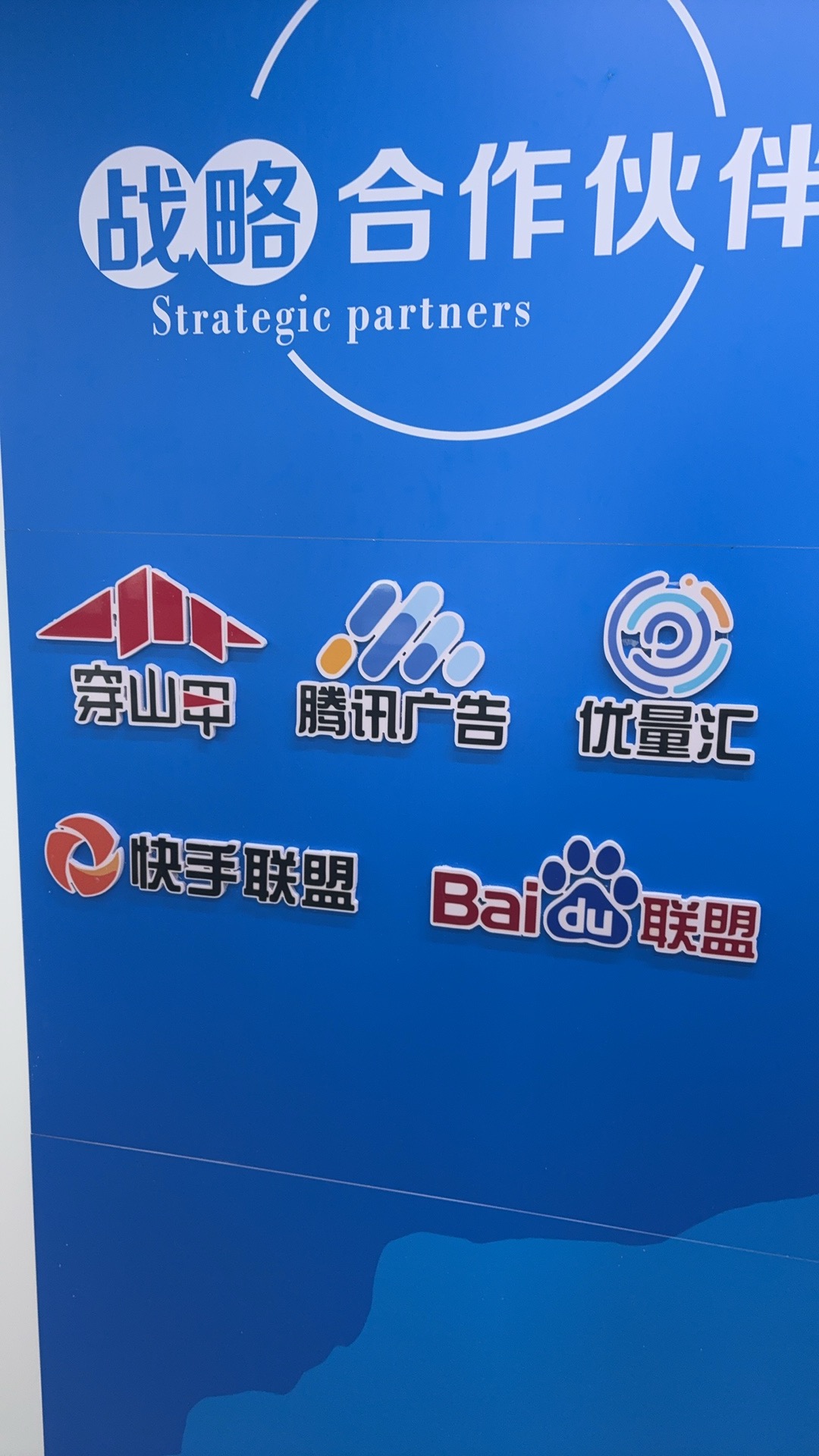 周女士找合伙人看短剧浏览广告变现，单机30-80左右，日结，操作简单，有独立后台有保障