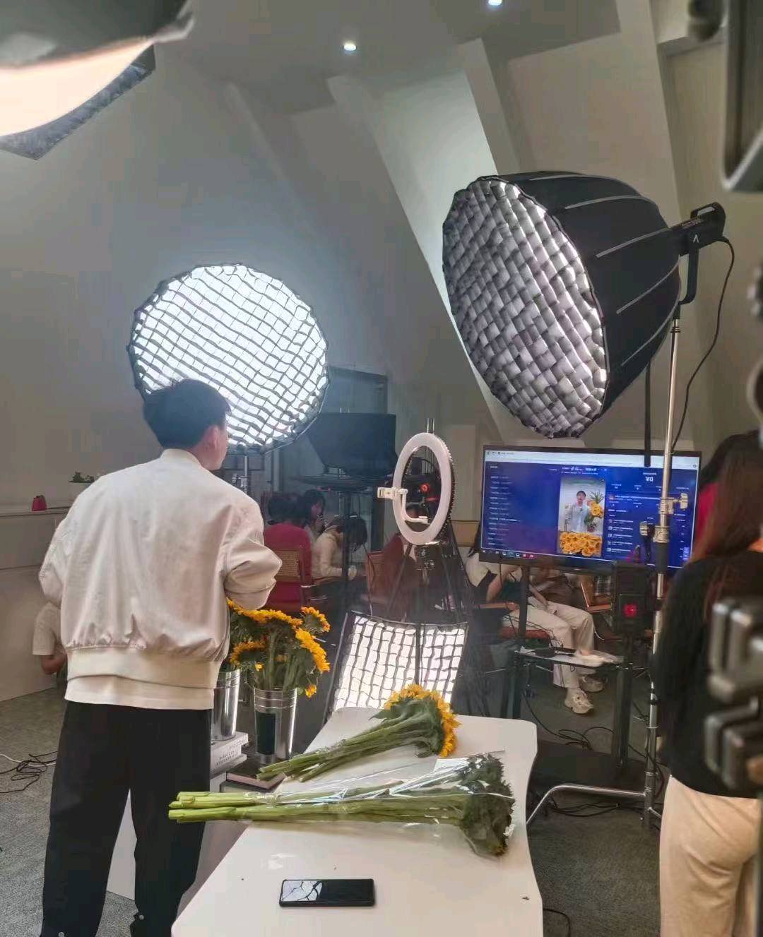 袁坤煬销货渠道提供直播基地与专业团队,寻求有品厂家纯佣金合作