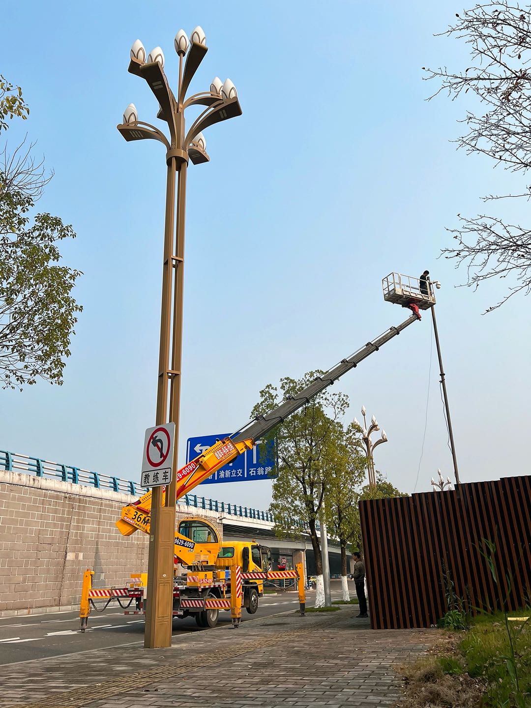 王先生重庆高空车吊车出租 设备齐全安全可靠  1小时快速响应