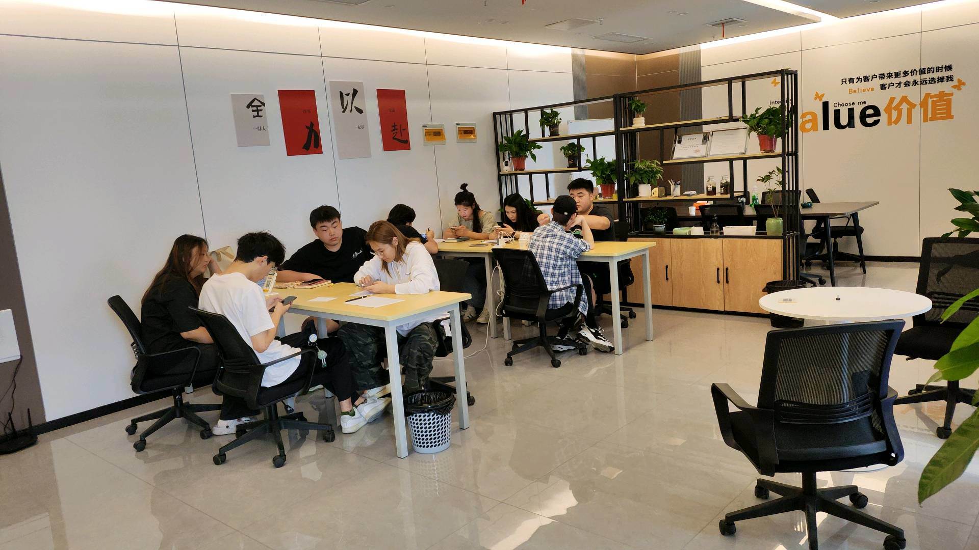 张先生App拉新源头渠道单子上千款 均价35，简单注册类 日结！产值有保障！