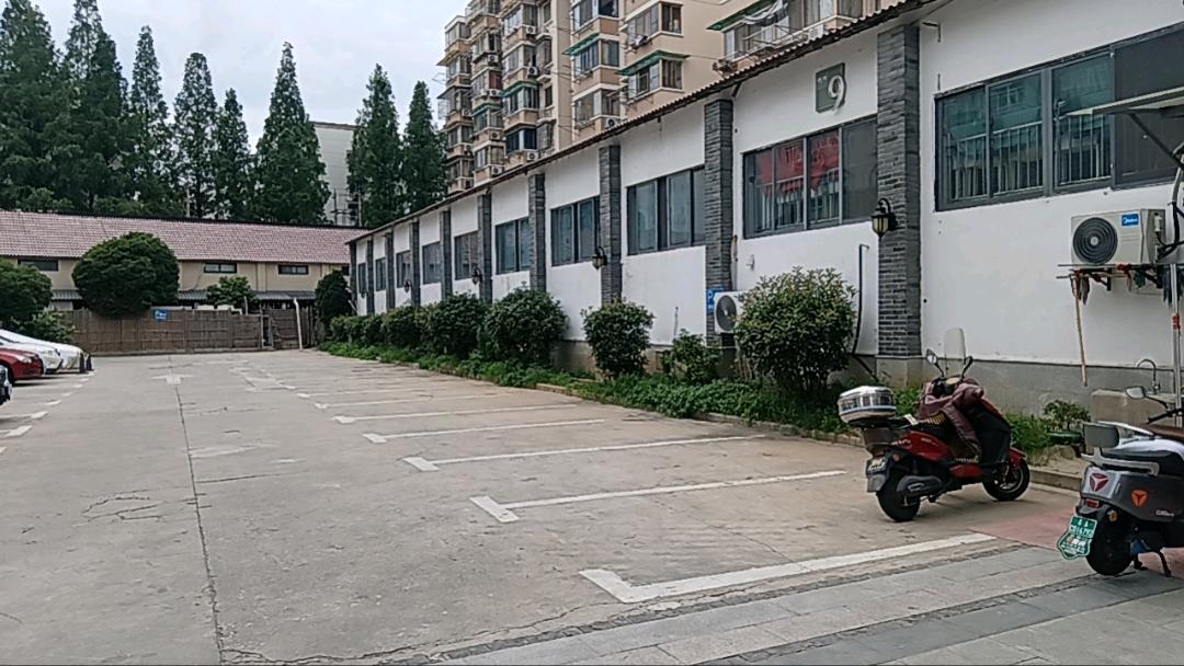 王立振地推项目去寻找停车场谈华为充电桩合作，成功一个3000到5000