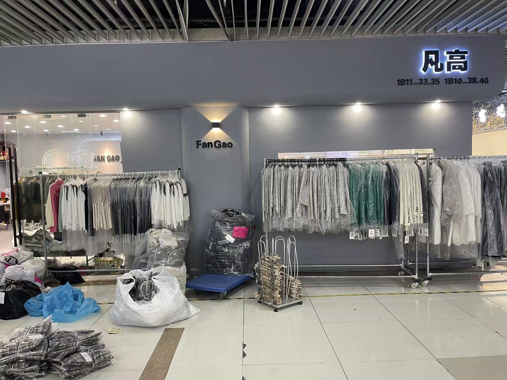 何伟杰品牌货源杭州意法新款女装尾货批发，支持一件代发，电商直播实体零售合作