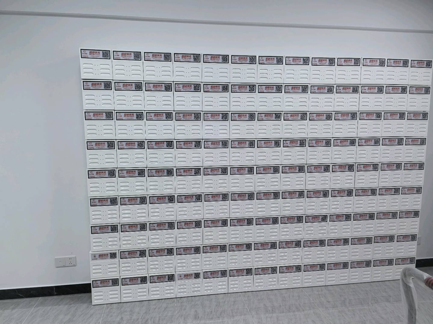 袁天龙异业合作有2万台带屏幕的共享充电宝，是宝带屏幕，全新的产品