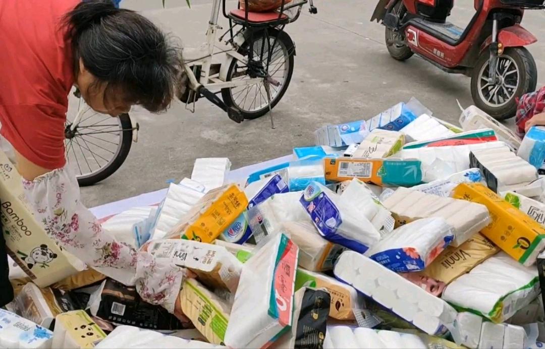 李先生品牌货源各种纸巾，波斯猫，花姿等